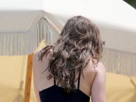 Hailee Steinfeld wypoczywa na słonecznej plaży